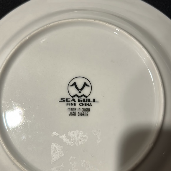 Set of 4 Seagull Christmas Tree with presents with gold rim. - Picture 3 of 5